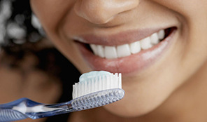Prendre soin de ses dents : 5 règles pour avoir un beau sourire 
