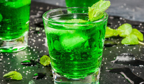 Siroter la fraîcheur avec le sirop de menthe