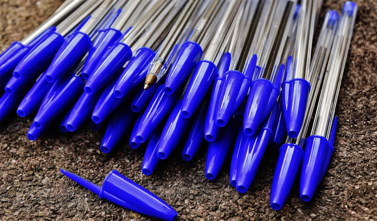 Comment enlever une tache d'encre de stylo bille ?